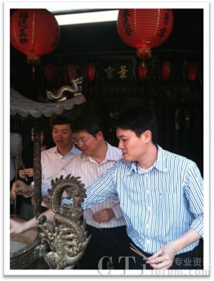 �_�I(y��)��������