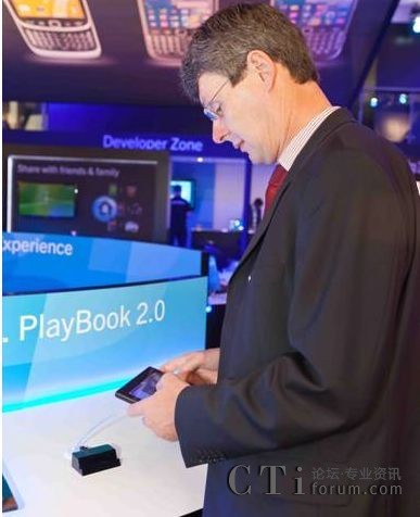 RIM��˾���ü���ϯ��(zh��)�й�Thorsten Heins�����w�BlackBerry��˿Ƽ��a(ch��n)Ʒ