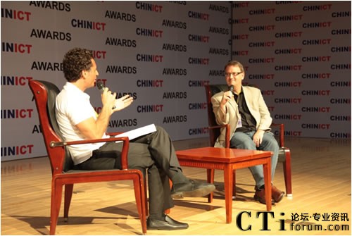 RIM 公司開發(fā)者關(guān)系和生態(tài)系統(tǒng)開發(fā)副總裁Alec Saunders(右)與 CHINICT創(chuàng)始人及大會(huì)主持人Franck Nazikian(左)在臺(tái)上對(duì)談移動(dòng)操作平臺(tái)的發(fā)展趨勢(shì)