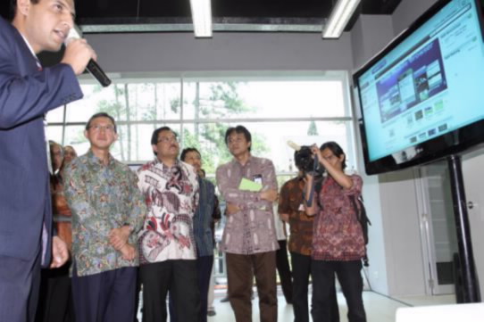 ӡ��ͨ�Ų�Marzan A. Iskandar������ǰ��������cTelkomsel CEO Sarwoto Atmosutarno������ǰ���������J���^���A��LTE��ʾ