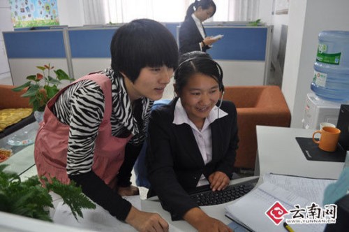 分公司10088貴賓服務(wù)專(zhuān)線錄音質(zhì)檢師張麗仙正與同事討論工作